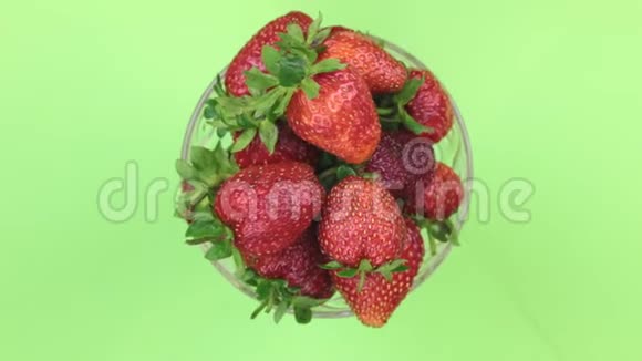 俯视图旋转堆成熟多汁草莓孤立无援视频的预览图
