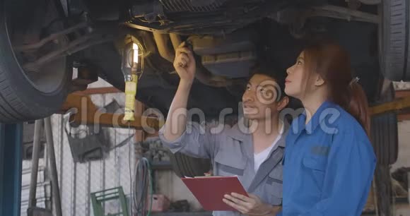 在汽车修理车间工作的专业机械团队视频的预览图