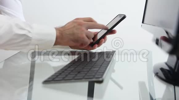 洛杉矶加利福尼亚2019年6月23日医生穿着白色医疗外套在智能手机键盘上打字商人视频的预览图