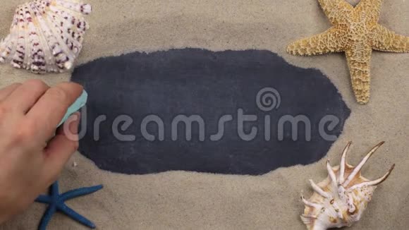 用粉笔在贝壳和星星之间书写的单词BADENBADEN上景视频的预览图