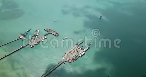 苏梅岛码头及抵港船只的空中全景视频的预览图