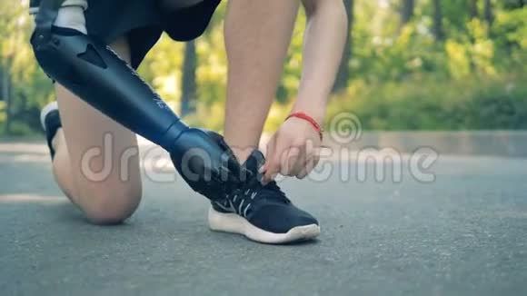残疾人系运动鞋贴身有机器人手臂的人视频的预览图