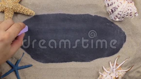 用粉笔在贝壳和星星中书写的手写字SHARMELSHEIKH上景视频的预览图