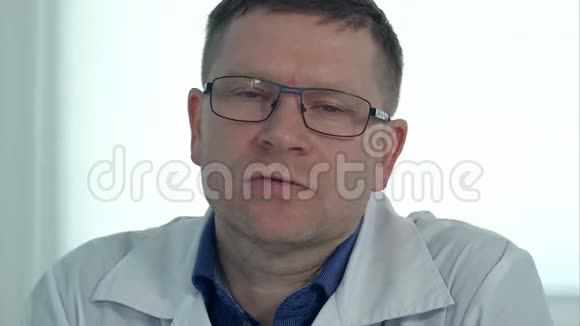 戴眼镜的男医生在对着镜头说话视频的预览图