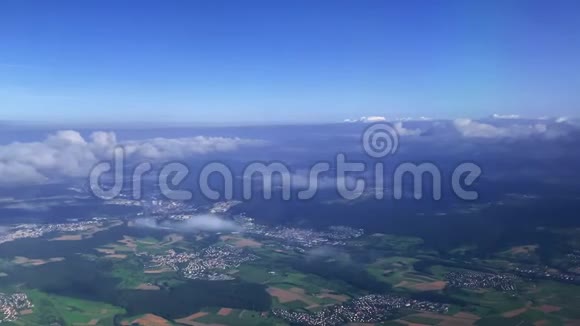 从飞机窗到德国的田野视频的预览图