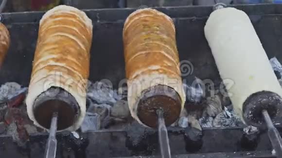 烤一些库托斯卡拉克匈牙利传统甜面包视频的预览图