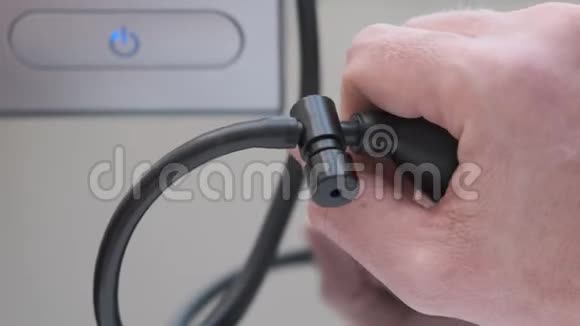 医生用一个球手抽空气来测量病人的血压视频的预览图