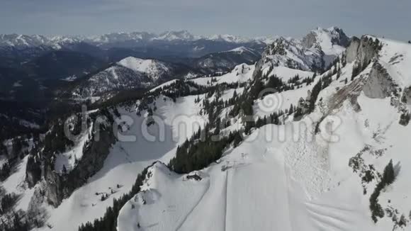4k空中肱骨滑雪场冷格里附近的思德山德国阿尔卑斯山视频的预览图