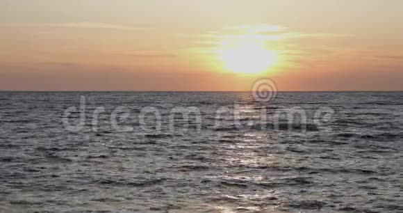 海上日落阳光反射在波浪上自然背景视频的预览图