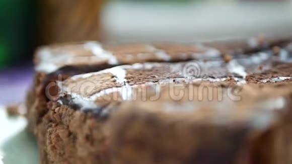 餐桌背景上的美味巧克力蛋糕视频的预览图