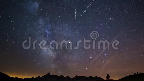 在夏天银河的消逝和星空在雄伟的意大利法国阿尔卑斯山上旋转被莫照亮视频的预览图