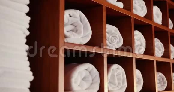 毛巾和浴盆都整齐地放在书架上道具慢动作视频的预览图