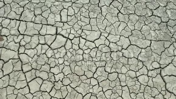 干热沙漠干燥地面上的口渴和中暑概念视频的预览图