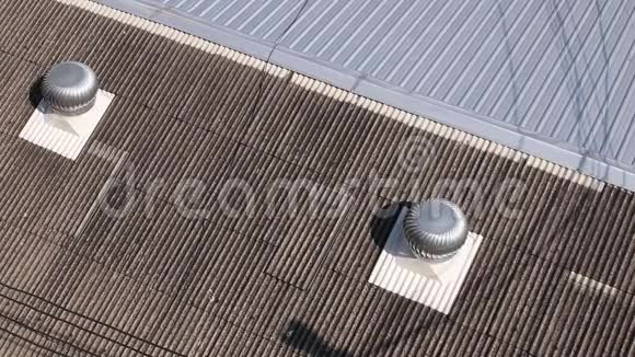 在屋顶工作的旋转涡轮通风机的俯视图视频的预览图