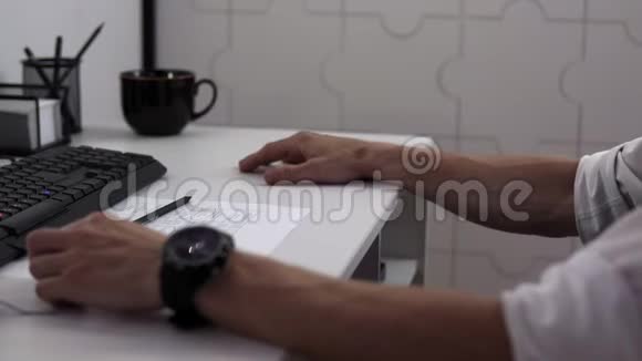 侦探正在他的工作场所玩15个拼图游戏手的特写视频的预览图
