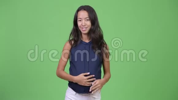 年轻快乐怀孕多民族女商人接受采访视频的预览图