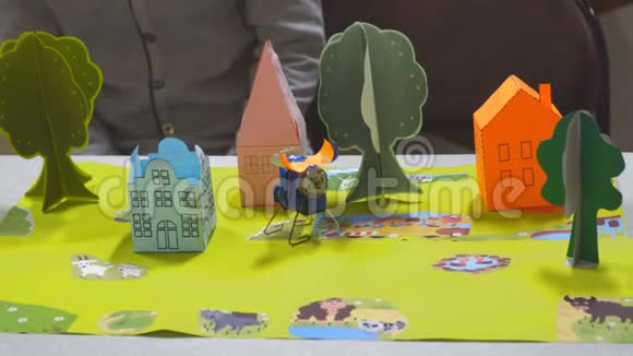 橘色的房子和绿树做成的纸视频的预览图