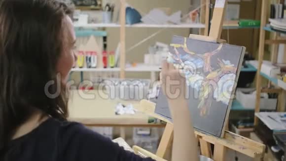 女子在艺术治疗大师班上用油画艺术绘画视频的预览图