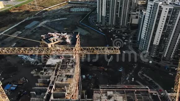 施工现场的建筑起重机视频的预览图