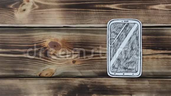 木制背景上的智能手机草图视频的预览图