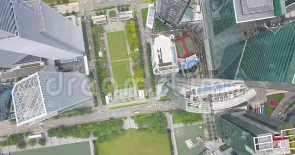 新加坡公路和摩天大楼的鸟瞰图视频的预览图