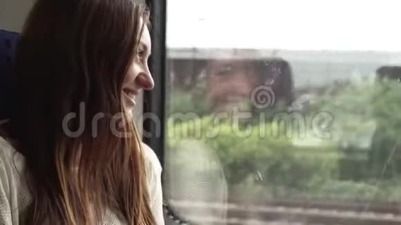 一个女人坐在火车上看着窗外视频的预览图