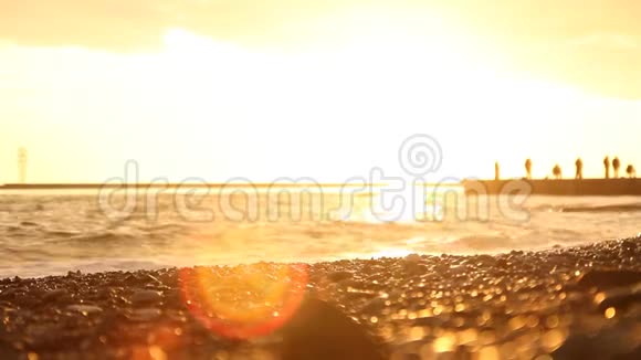 日落时模糊的天然背景海卵石和模糊的波浪视频的预览图