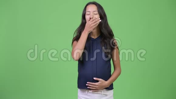 年轻的困倦怀孕的多民族女商人打哈欠视频的预览图
