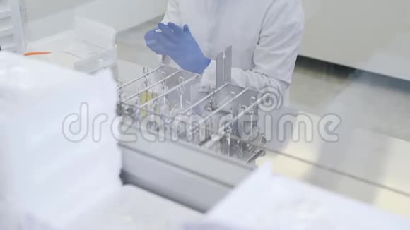 人在实验室清洗眼镜镜片视频的预览图