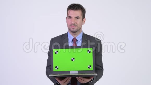 年轻快乐的西班牙商人一边看笔记本电脑一边思考视频的预览图