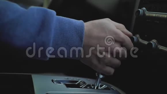男性手开关变速箱在车里视频的预览图