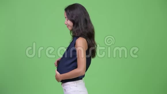 年轻快乐怀孕多民族女商人的概况视频的预览图