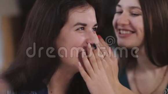 女孩们坐在咖啡馆里闲聊和微笑一个笑的女孩的肖像视频的预览图