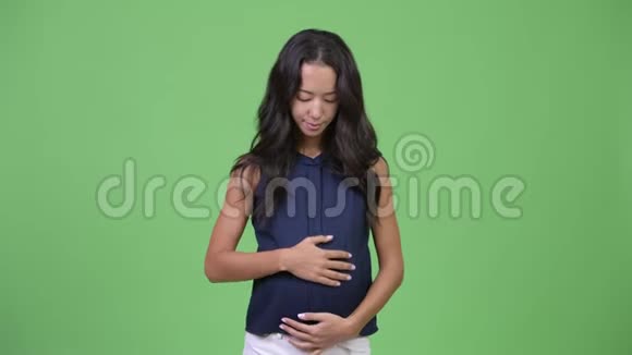 年轻快乐的怀孕多民族女商人竖起大拇指视频的预览图