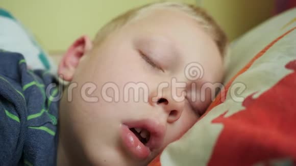 肖像那个男孩正张大嘴巴睡着因感冒而不呼吸的孩子的鼻子视频的预览图