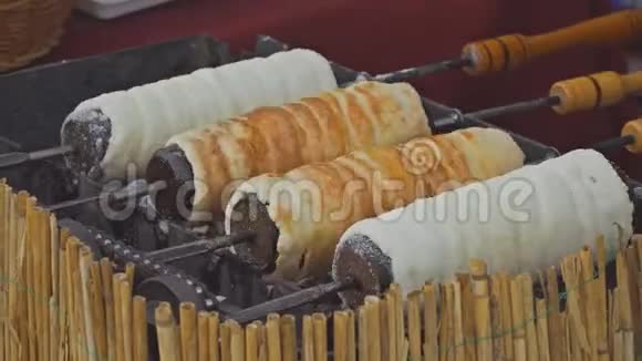 KurtosKalacs是一种传统的匈牙利蛋糕由酵母面团带包裹锥用砂糖制成视频的预览图