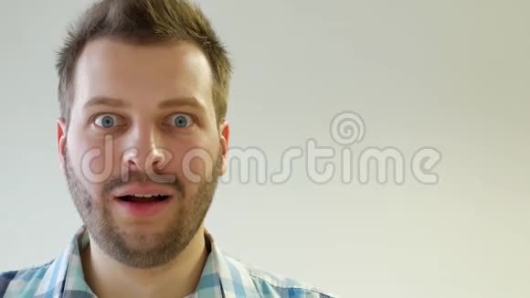 一个留着胡子的时髦白种人站在白色的背景上点了点头说视频的预览图