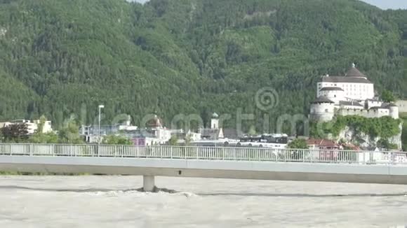 因纳河上一座桥的洪水破坏背景是奥地利的库夫斯坦市视频的预览图