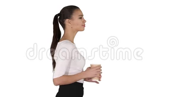 轻松时尚的女商人在白色背景下喝咖啡视频的预览图
