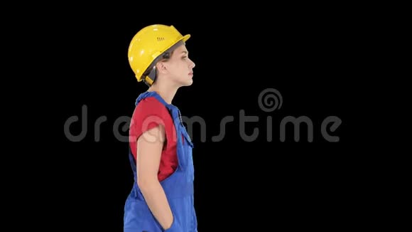 无情绪行走的建筑工人女士阿尔法海峡视频的预览图
