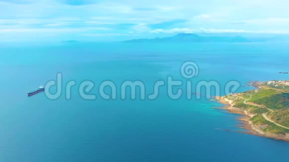 空中观景直布罗陀海峡通行证非洲风景视频的预览图