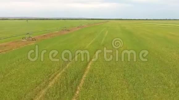 农田灌溉系统鸟瞰图视频的预览图