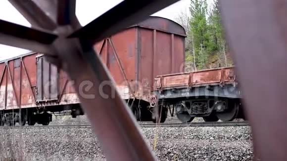 客车背景上的生锈电力支架视频的预览图