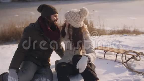 冬天在户外恋爱的情侣视频的预览图