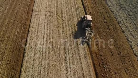 一个拖拉机上的农民为早春季节准备土地农业用地工作顶部视图视频的预览图
