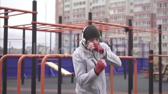 一个戴着训练面具的人在运动场上打拳击慢莫视频的预览图