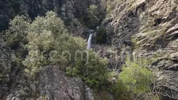 照相机飞过山峰显示出惊人的瀑布空中视频的预览图
