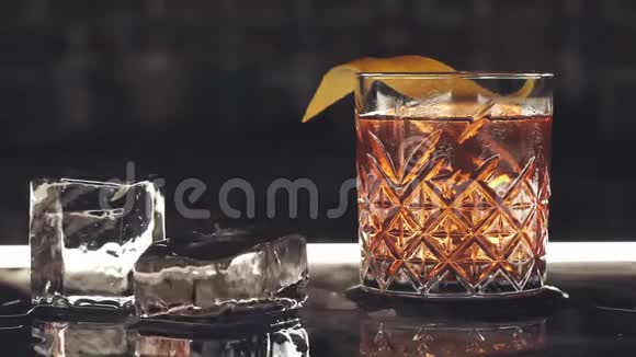 酒吧里有冰块的鸡尾酒视频的预览图