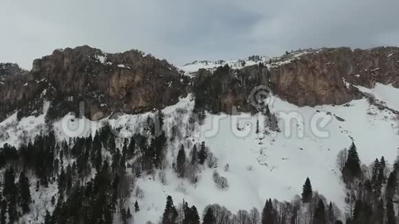 冬季山景和森林的鸟瞰图视频的预览图
