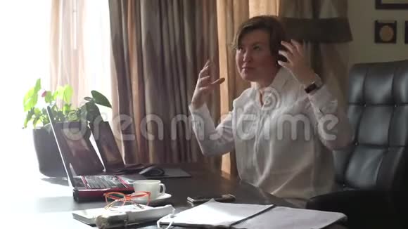 坐在电脑前打手势的女人视频的预览图